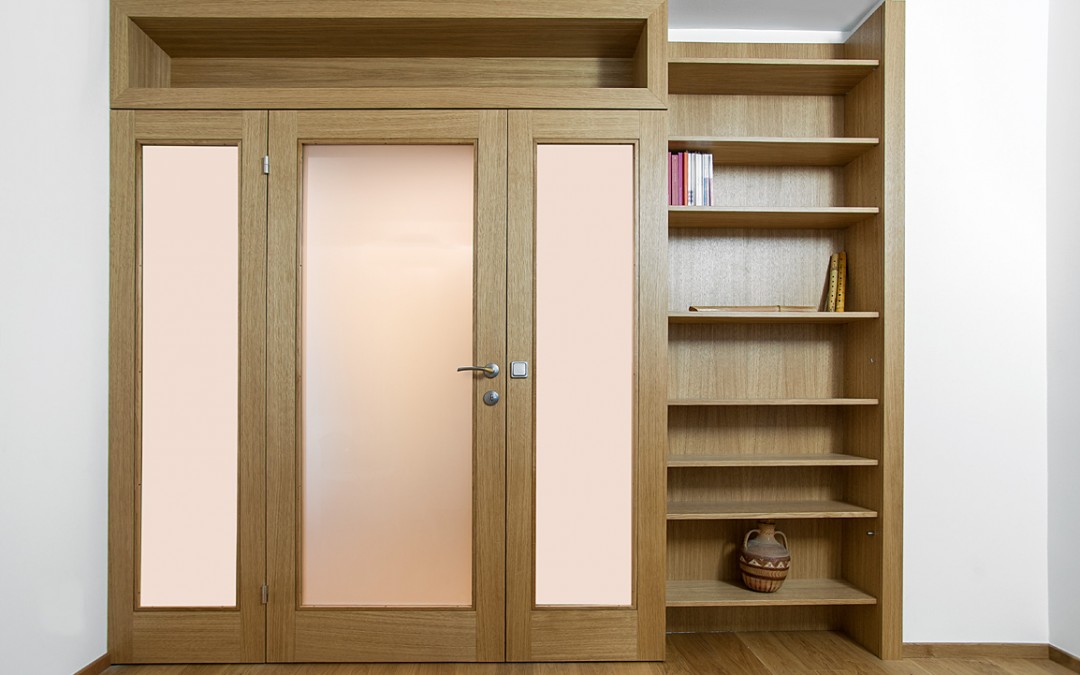 Anteroom in plain oak