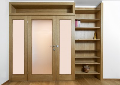 Anteroom in plain oak