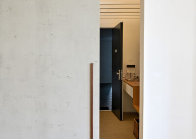 Sliding door in concrete look