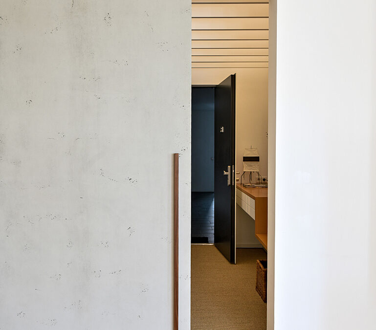 Sliding door in concrete look
